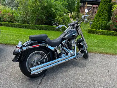 Excellent condition Fatboy. All original with Vance and Hines pipes. No issues. London.