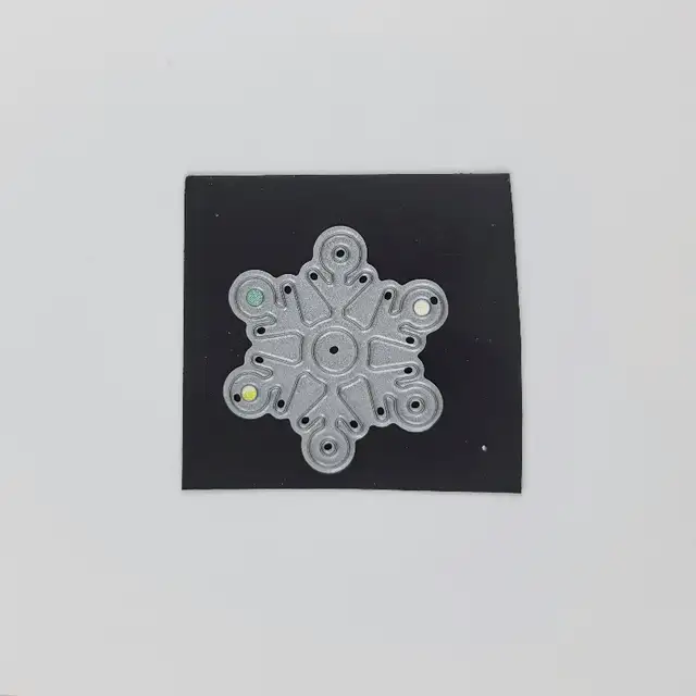 Snowflake Wafer Die Ashlynn Simon Says Stamp Paper Crafts Card M in Hobbies & Crafts in Strathcona County - Image 3