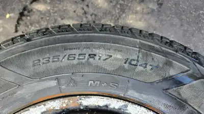 Pneus d'hiver Good Year Winter Ultra Grip monter sur roues d'acier. 235 / 65 R17 Étaient sur Sorento...