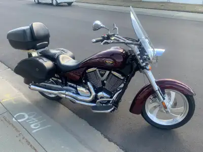 Like New 2008 Victory Kingpin, loaded with locking saddlebags, trunk, locking w/s, tach, speedo comb...