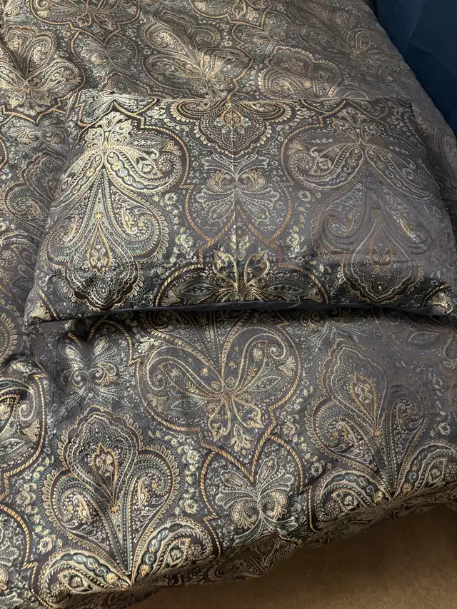 queen comforter and shams in Bedding in Ottawa - Image 2