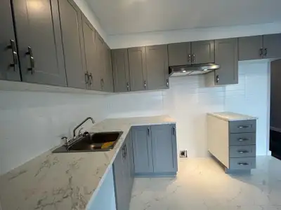 Grand 4 ½ entièrement RÉNOVÉ de A à Z ✨ Situé dans un immeuble bien entretenu avec des locataires de...