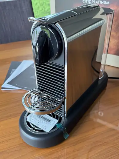 Nespresso Citiz Platinium. Machine à café neuve en acier inoxydable, n’a jamais servie. Laissée avec...