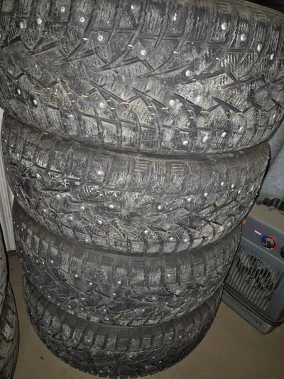 Toyo G3 ICE cloutés. Usure 8,9/32 Raison: changement de véhicule