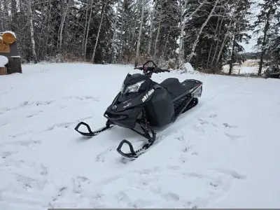 2014 skidoo summit 600 146" track 4" CFR risers and bars Has reverse no electric start Has a trail c...