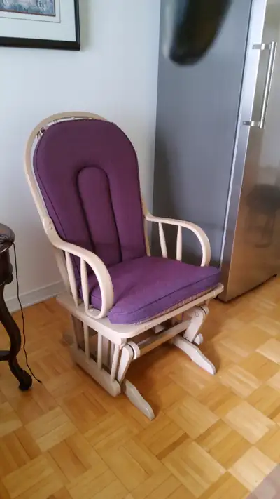 4 chaises de cuisine et 1 chaises berçante à donner!, View more