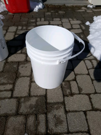 15 L container with handle