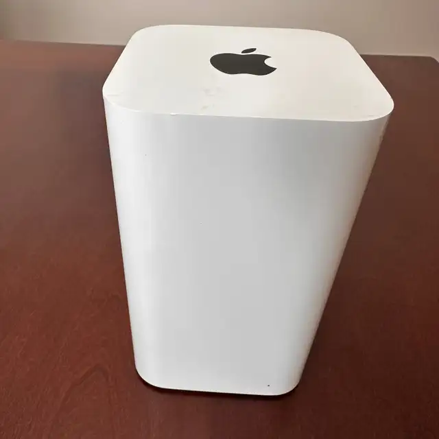 Apple AirPort Time Capsule A1470 (3TB) - Excellent Condition in Networking in City of Toronto - Image 4
