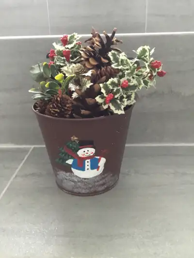 Vase brun en métal avec une scène de bonhomme de neige, View more