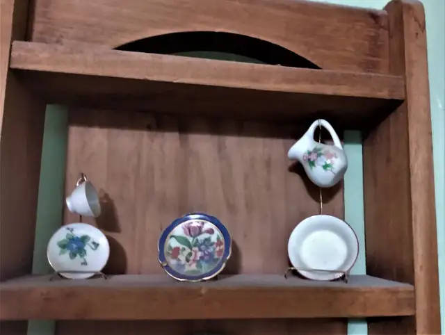 Wooden Shelf and Miniatures in Home Décor & Accents in Mississauga / Peel Region - Image 3