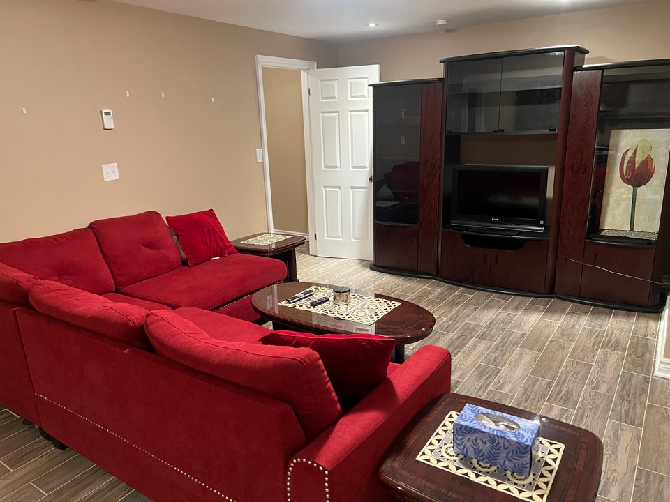 IN LAW SUITE Separate entrance 2 bedroom 1200sq/ft basement apar 3