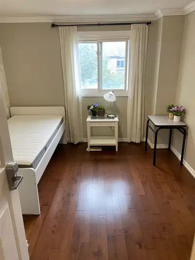 $900 / month 1 Bedroom in House Yonge & 16th (Richmond Hill) Shared kitchen & laundry Shared 1 full...