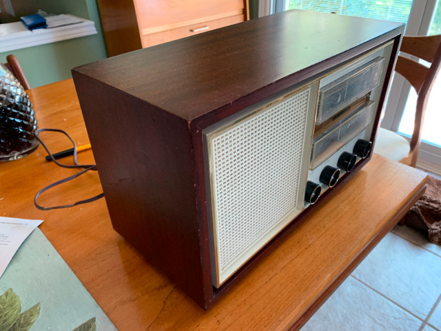 Antique Electrohome AF2 radio - tube radio - AM & FM in Arts & Collectibles in Hamilton - Image 3