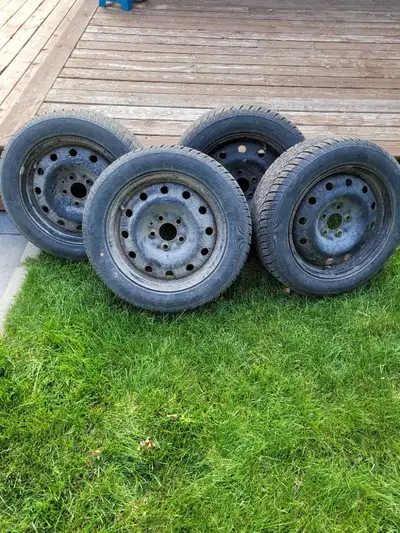 Belle aubaine...... j ai 4 pneus d hiver ZMAX , 205/55/R16 à l état de neufs usure 1 mois et 4 rims...