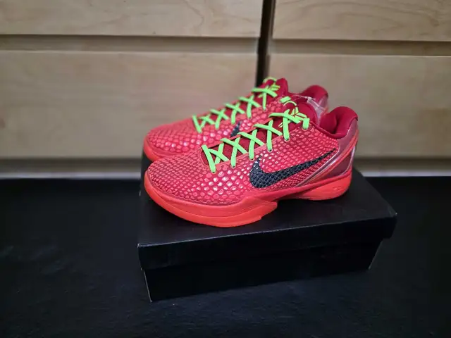 Kobe 6 Reverse Grinch size 8 in Men's Shoes in Mississauga / Peel Region - Image 2