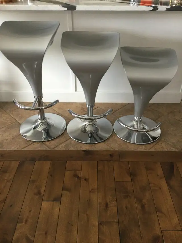 Chrome/Acrylic Contemporary  Bar Stools - Set Of 3 in Chairs & Recliners in Penticton - Image 2