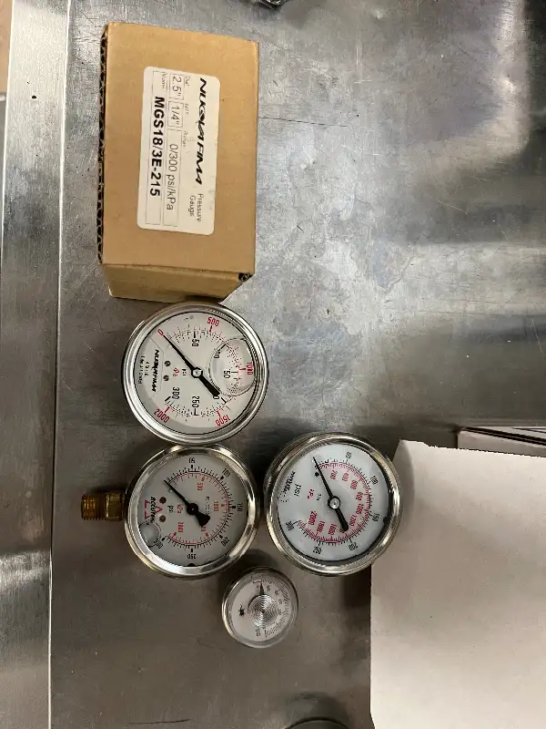 Glycerine filled pressure gauges 0-300 psi incredibly accurate. in Hand Tools in Calgary - Image 3