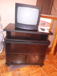 Petite télévision et meuble