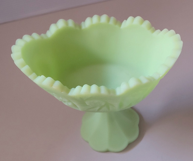 Vintage Fenton Custard Satin Green Glass Footed Bowl in Arts & Collectibles in Oshawa / Durham Region - Image 3