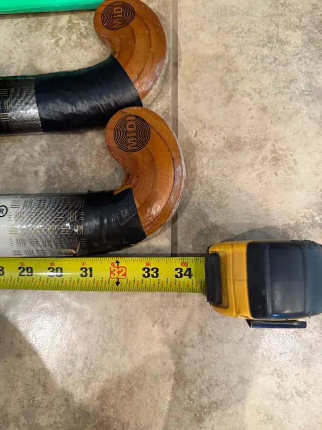 Field hockey sticks, bag, and balls in Hockey in Winnipeg - Image 5