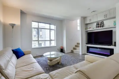 Executive 3B/2.5BR + Den Unfurnished Townhouse for Rent. Located conveniently in Fleetwood (near to...