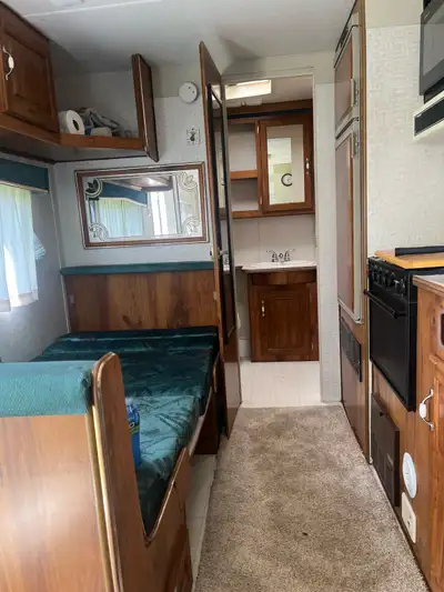 2000$ OBO Layton Deluxe 1994 travel trailer. GVW 6510 Needs new latch, vent above bed and some wire...
