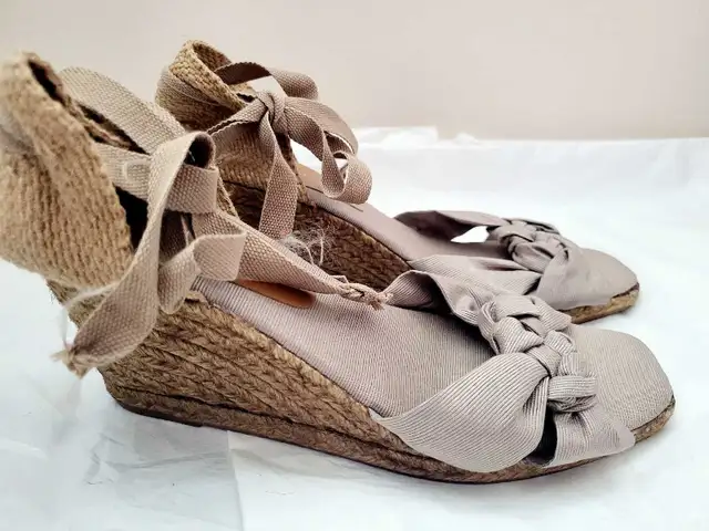 Elizabeth Stuart Beige Wedge Heel Sandals Wrap Open Toe Size 10 in Women's - Shoes in City of Toronto - Image 4