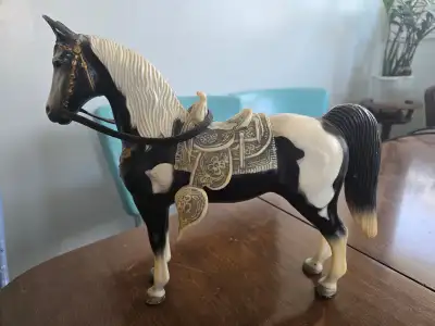 Colors of black, brown, white, cream & gold Pinto Measurements are 10" H, 11 1/2" L & 5" D Breyer We...