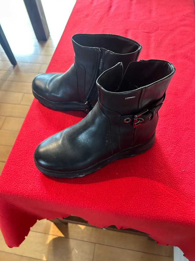 Black leather Geox women’s shoes size 35 dans Femmes - Chaussures  à Laval/Rive Nord - Image 2