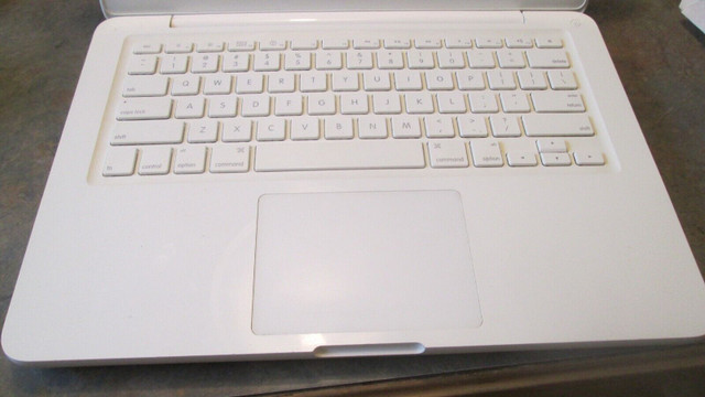Apple 13' MacBook Intel Core 2 Duo 2.4GHZ /4GB RAM/ 250GB HD/ OS in Laptops in St. Catharines - Image 2