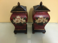 Deux pots décoratifs fleuris d’inspiration asiatique