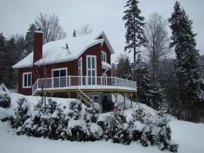 Chalet à louer sur le bord du lac Clair, à moins de 10 min. de la station de ski Val St-Côme. Tout m...