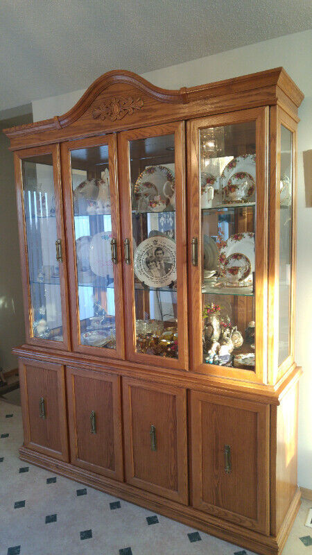 Oak Glass Display Cabinet & Hutch in Hutches & Display Cabinets in Winnipeg - Image 2