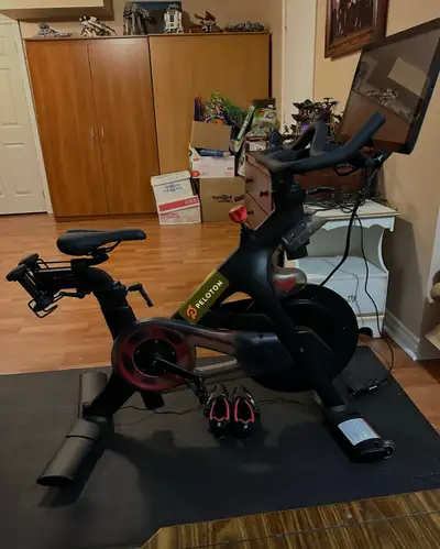 The bike has only 96km on it. It’s practically brand new. Comes with all accessories - size 7 shoes,...
