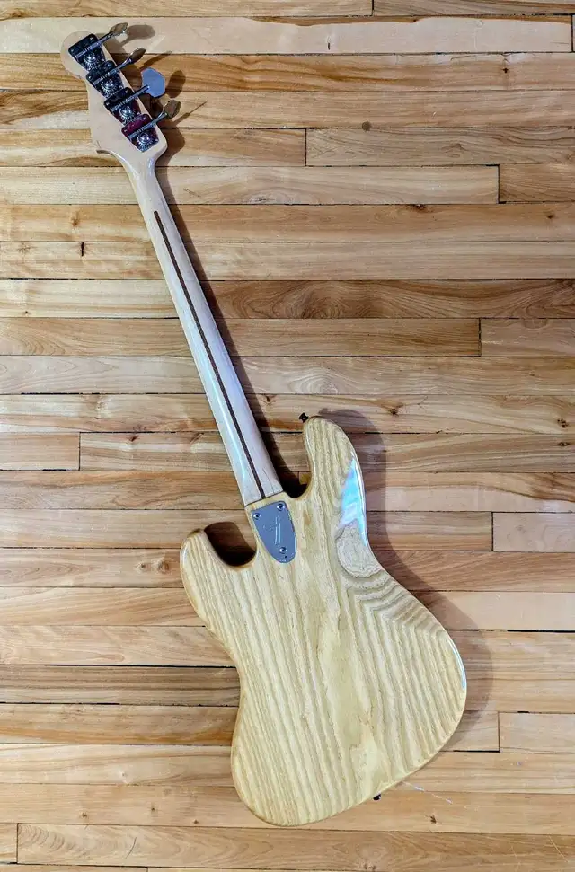 Fender 70s Reissue Jazz Bass JB75 in Guitars in Ottawa - Image 7