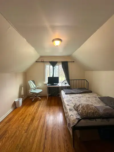 Huge Top-Floor Room Near UofA Perfect for UofA students or working professionals! The Space: Largest...