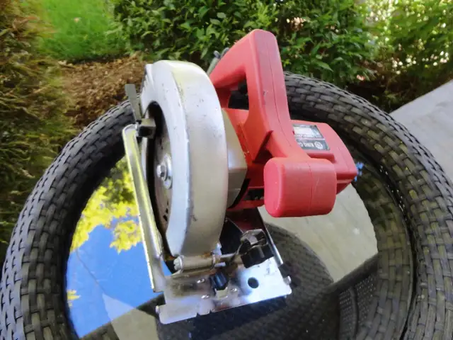 King Canada #8307  11 Amp  7 1/4" Circular Saw works Great!!