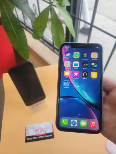 apple iphone XR 64gb Fonctionne tres bien Garantie Magasin Pour Plus D'info 514-383-2161 Notre equip...