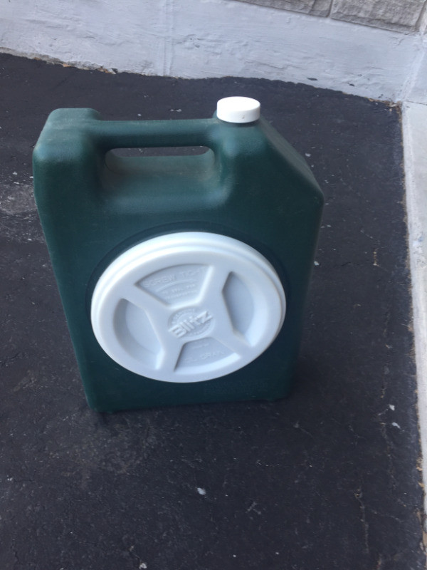 Auto  Oil Change Drain Container in Other Parts & Accessories in Oshawa / Durham Region
