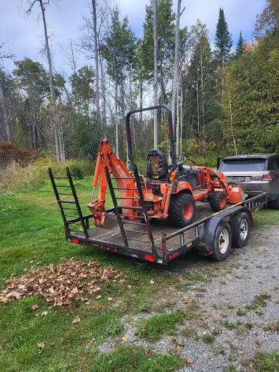 This is a used utility trailer, perfect for hauling all sorts of equipment or materials. It's in goo...