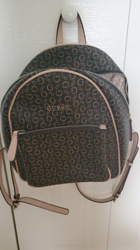 Guess small backpack -brown dans Femmes - Sacs et portefeuilles  à Longueuil/Rive Sud - Image 3