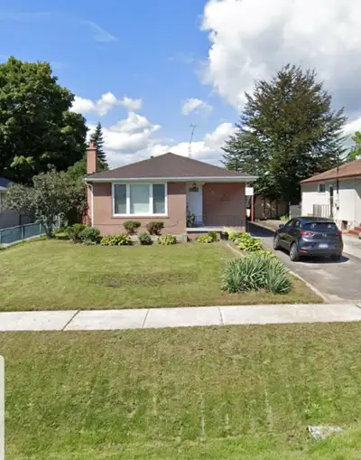 Spacious and bright ground‑floor 3‑bedroom unit in a quiet, family‑friendly neighbourhood in Whitby...