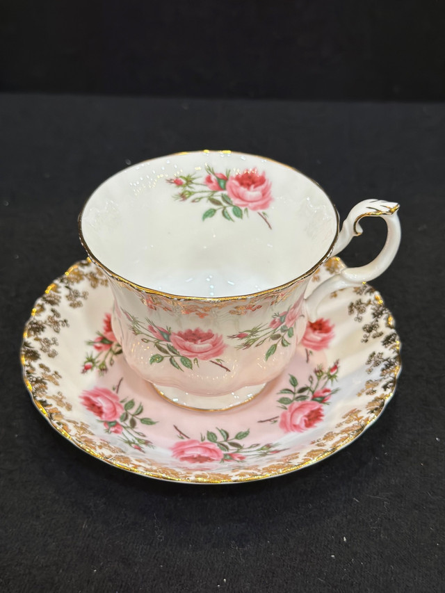 Royal Albert Hand painted pink  rose tea cup & saucer - in Arts & Collectibles in Oakville / Halton Region - Image 2