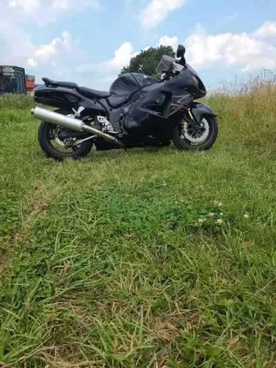 2006 Hayabusa in great shape have stock exhaust and slip on aftermarket. It has less than 40000 km