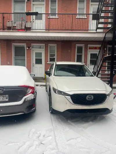 Place de stationnement à louer – Au cœur de la Petite Italie . Emplacement idéal sur Mozart Ouest, c...