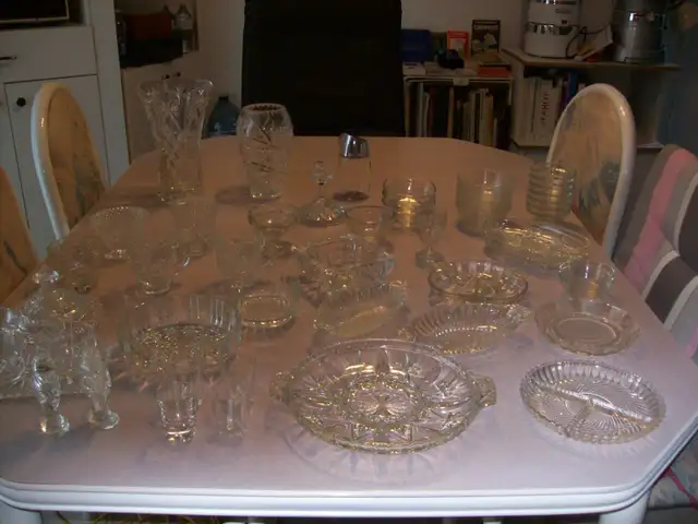article de cuisine en cristal,plat hors d,oueuvre,vases,beurrier in Kitchen & Dining Wares in Laval / North Shore - Image 2