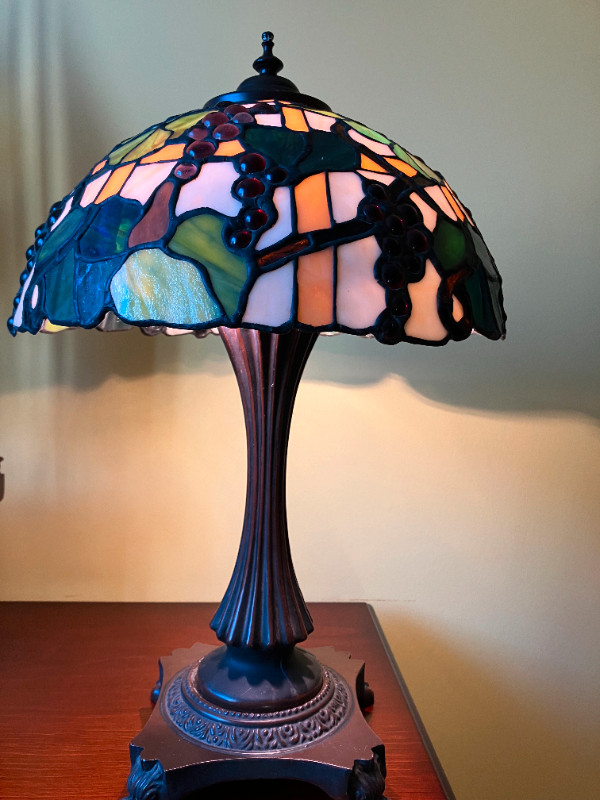 Nice Tiffany Table Lamp in Indoor Lighting & Fans in Mississauga / Peel Region - Image 2