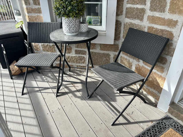 Outdoor table and chairs dans Mobilier pour terrasse et jardin  à Laurentides