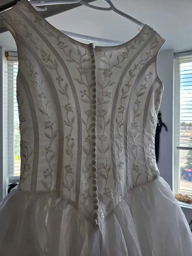 Bridal Chest Wedding Gown in Wedding in Saskatoon - Image 4