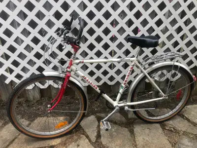 VELO RALEIGH   26 POUCES AVEC 2 AILES...ET SUPPORT BAGGAGE, View more